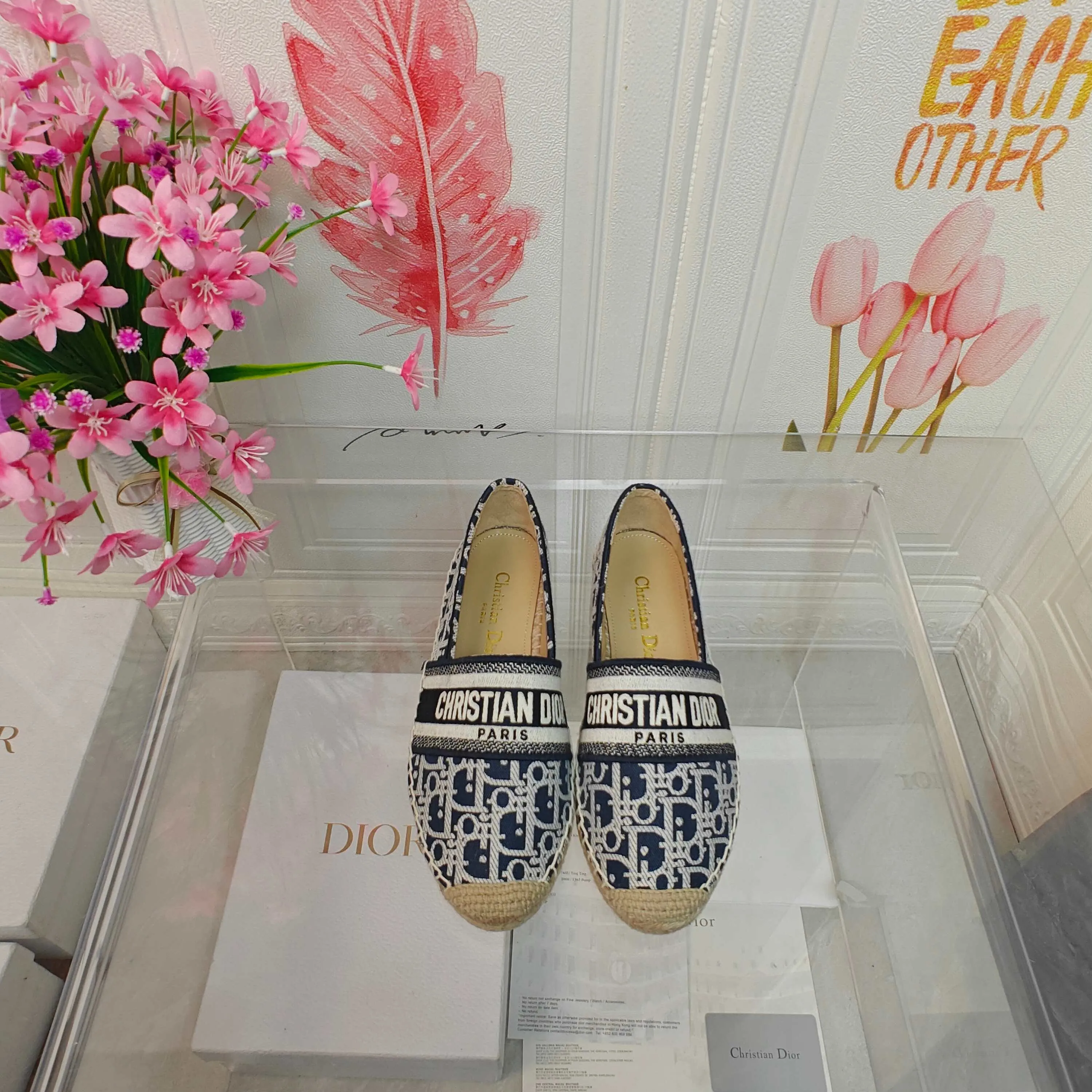 👟👟Ex-factory price 440👟👟 Top quality Dior Granville espadrille embroidery Upper: embroidered with "CHRISTIANDIOR" Craftsmanship: Purely hand-sewn hemp rope outsole Lining: Imported soft and breathable sheep lining with padded feet Code number: 35-40 (customized at 34.41.42) Outsole: Exclusive molded rubber outsole decorated with lucky star symbol
